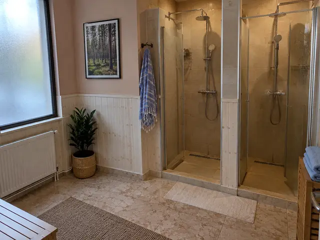 Duş kabinleri ve bank bulunan hamam öncesi alan — Zuhuratbaba, Masaj Salonun
